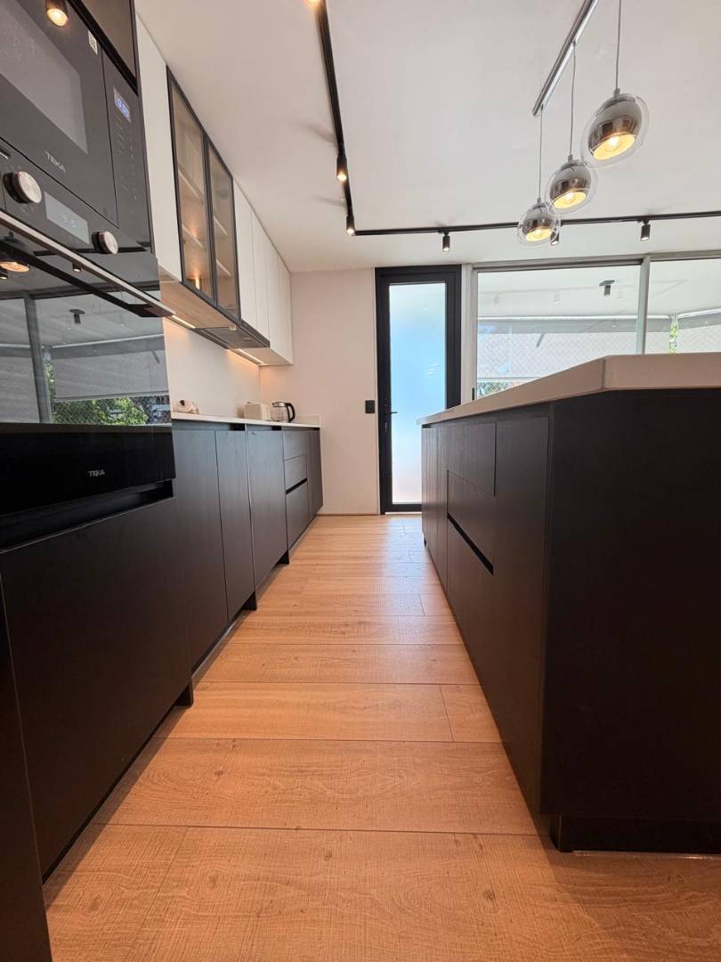 Luz, diseño y ubicación: departamento remodelado listo para vivir